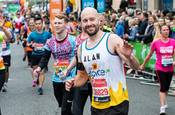 Alan Hunter running the London Marathon for Hospice UK